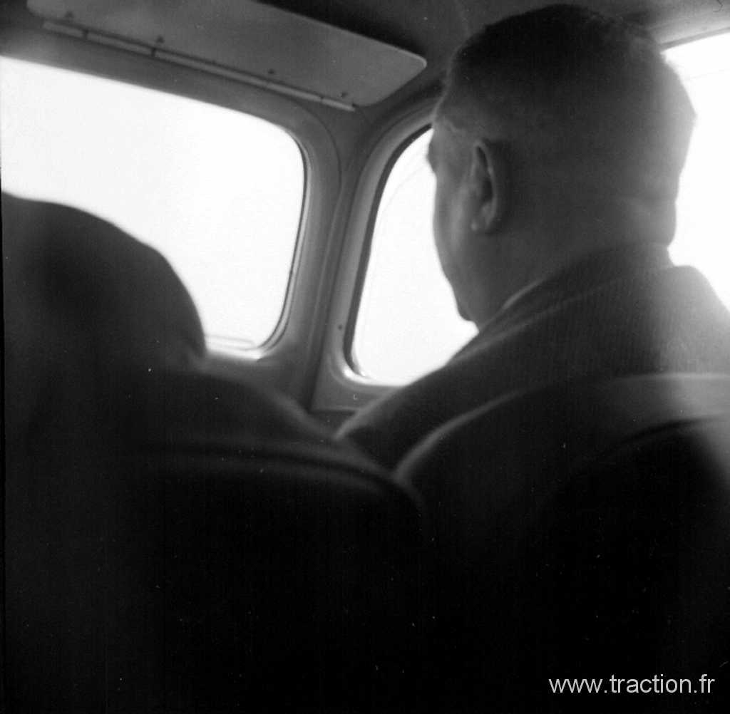 1957_05_26 18008.jpg - 26/05/1957-77750 SAINT CYR SUR MORIN. Photo prise sur la route de... à partir de l'arrière dans la traction avant Citroën. Roger LÉVÊQUE acceptant d'être navigateur pour une des premières fois